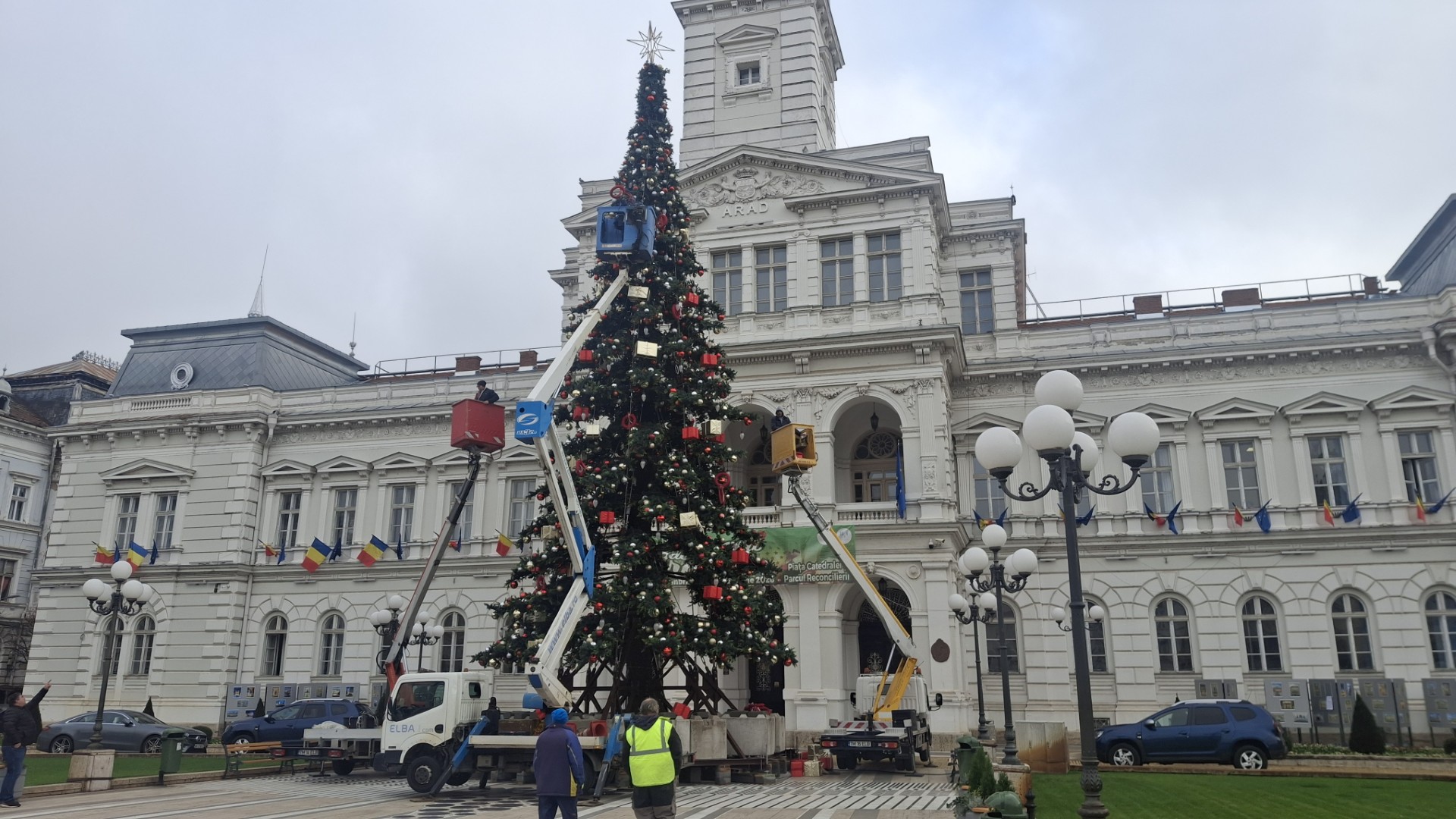 Moș Nicolae va fi prezent vineri în fața Primăriei.