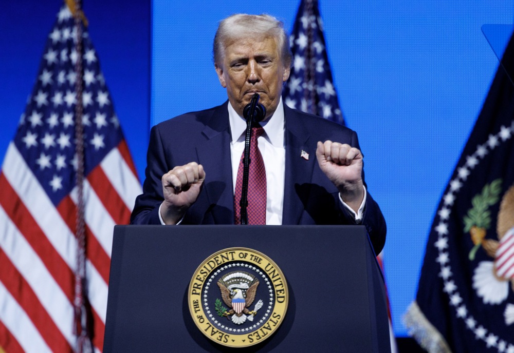 Administrația Trump scurtează perioada de valabilitate a permiselor de muncă pentru imigranți.