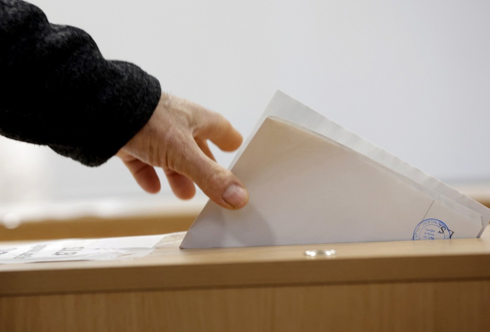 Asistenții conversaționali bazati pe AI pot influența opiniile alegătorilor, conform a două studii științifice.